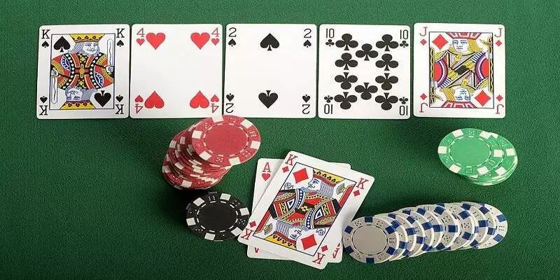 Tứ quý có chặt được 4 đôi thông không? Chuyên gia giải đáp 2 bi-kip-cam-tu-quy-thang-4-doi-thong